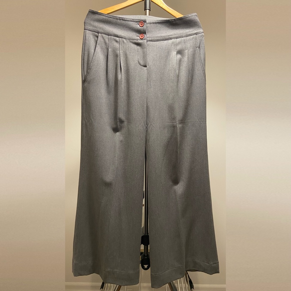 Stylish Gray Dress Pants by Le Lis Blanc (Size 6)